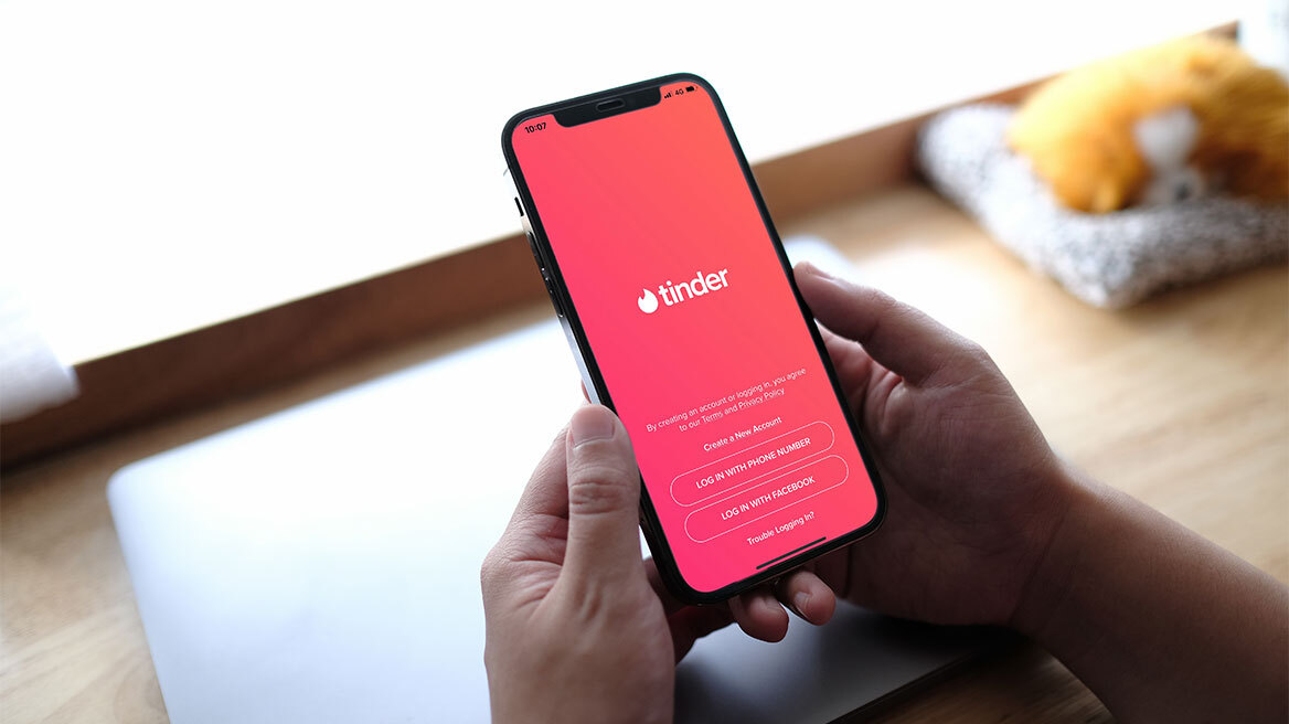 Το Tinder λανσάρει λειτουργία με τεχνητή νοημοσύνη που σαρώνει τις φωτογραφίες για να βρει κατάλληλο ταίρι