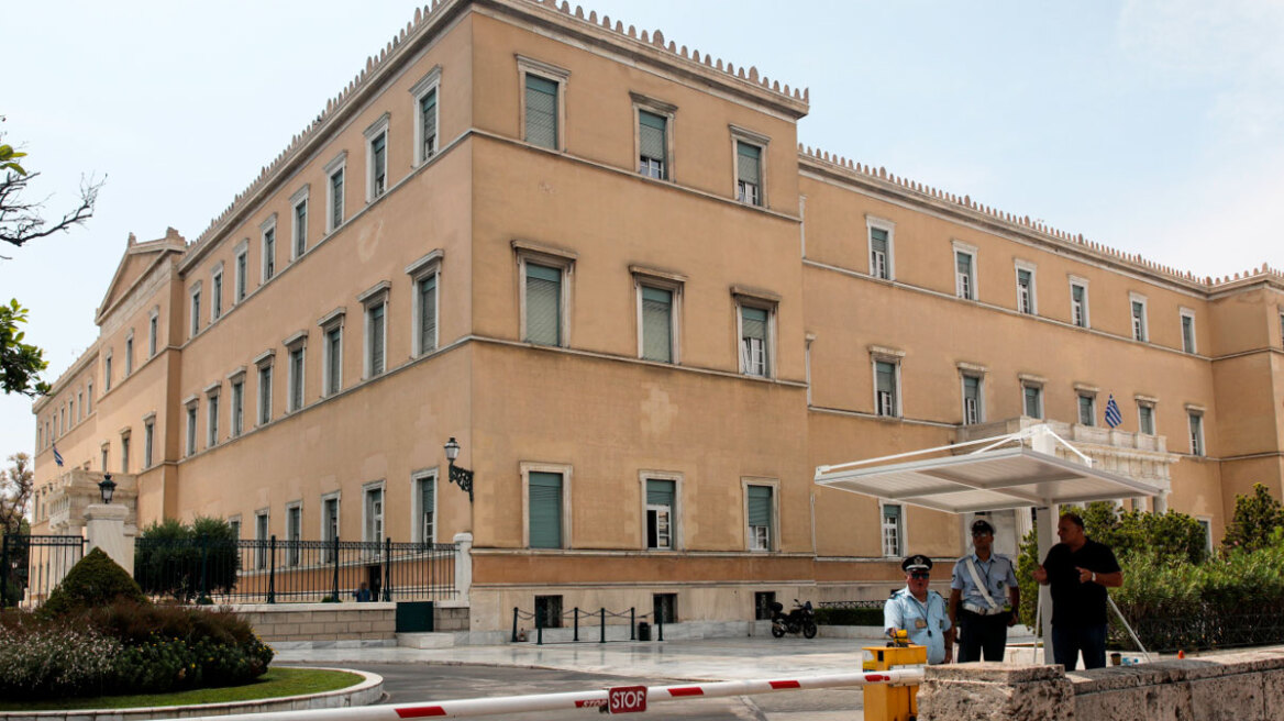 Λήξη συναγερμού για τον «ύποπτο» σάκο που εντοπίστηκε πάνω σε ποδήλατο μπροστά στη Βουλή