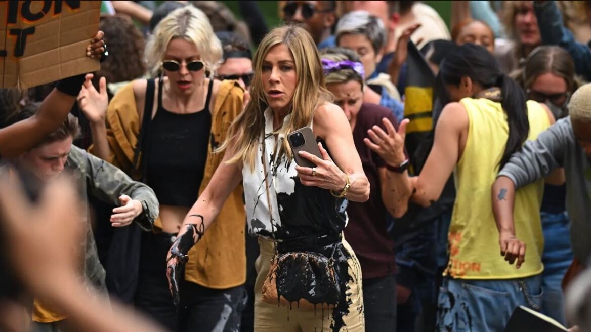 Τζένιφερ Άνιστον: Γιατί την περιέλουσαν με μαύρη μπογιά καταστρέφοντας τα ρούχα και την τσάντα της; (βίντεο)