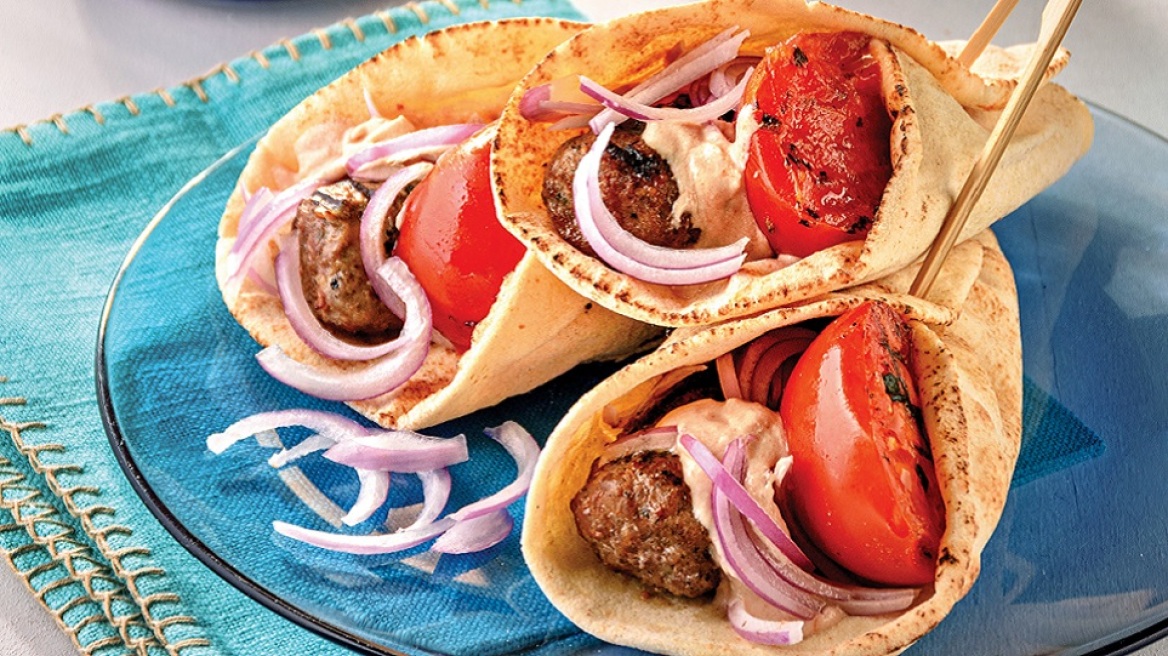 Αραβική με κεμπάπ και sauce τυριού