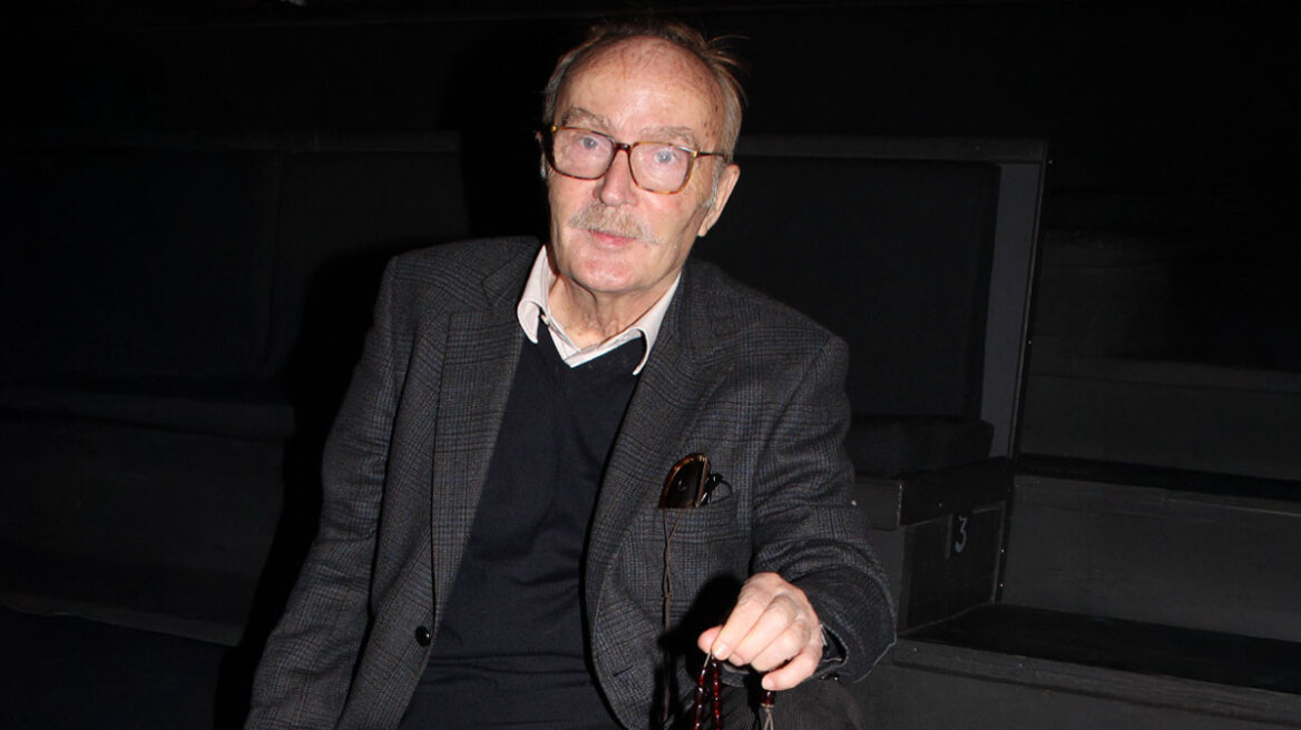 Ντίνος Καρύδης: Τα δύσκολα παιδικά χρόνια, οι συνεργασίες με Βουγιουκλάκη-Καρέζη και οι τελευταίες φωτογραφίες με την κόρη και τη σύζυγό του