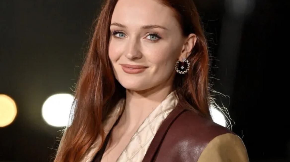 Σόφι Τέρνερ: Η ambassador της Louis Vuitton αποκαλύπτει τι έχει μέσα στην τσάντα της