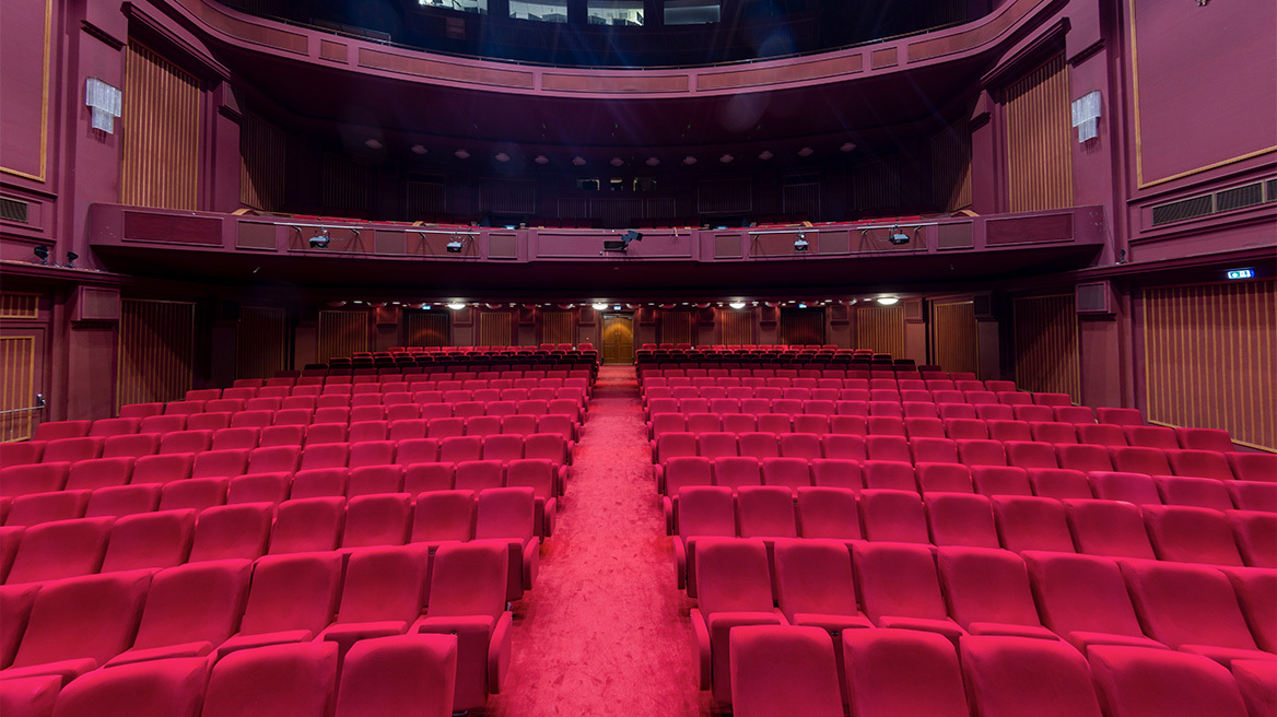 Μπήκαμε στο φρέσκο «Ολύμπιον» και κάτσαμε στα νέα καθίσματα