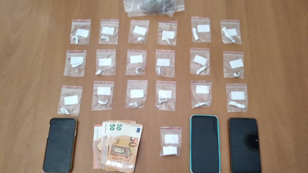 Λαμία: Συνελήφθησαν τρία άτομα για παραβάσεις νομοθεσιών περί ναρκωτικών και όπλων