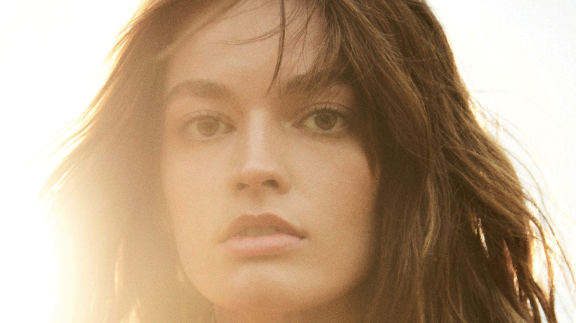 Emma Mackey: «Μου αρέσει η φυσική ομορφιά και το να προσπαθούμε να νιώθουμε αυτοπεποίθηση με αυτό που είμαστε»