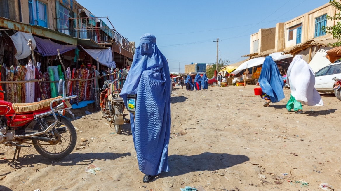 Αφγανιστάν: Απορρίπτει ως αβάσιμες και προϊόν προπαγάνδας τις κριτικές που δέχεται για τα γυναικεία δικαιώματα
