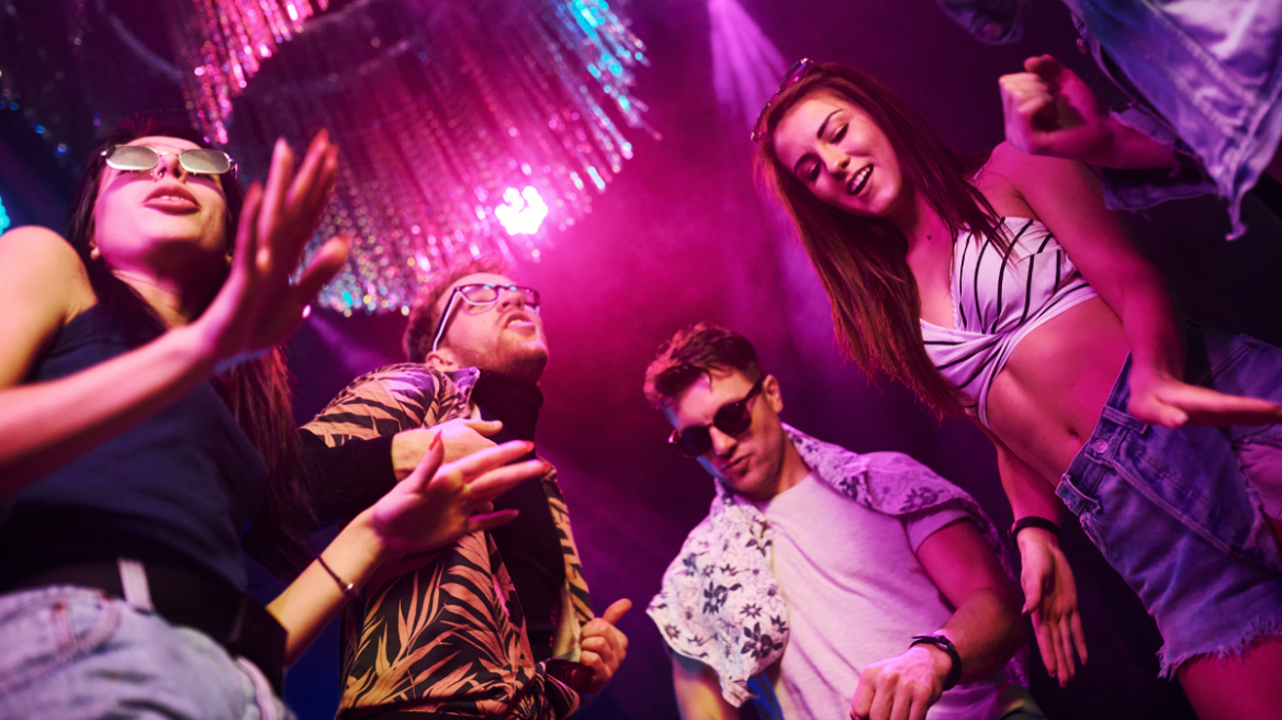 Το επικίνδυνο ροζ «κοκτέιλ» που κυριαρχεί στα club και απειλεί τους νέους