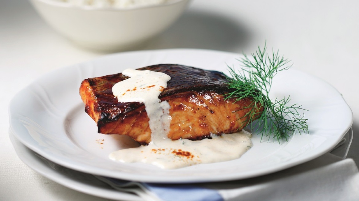 Γλασαρισμένο φιλέτο σολομού με σάλτσα από κρεμώδες τυρί