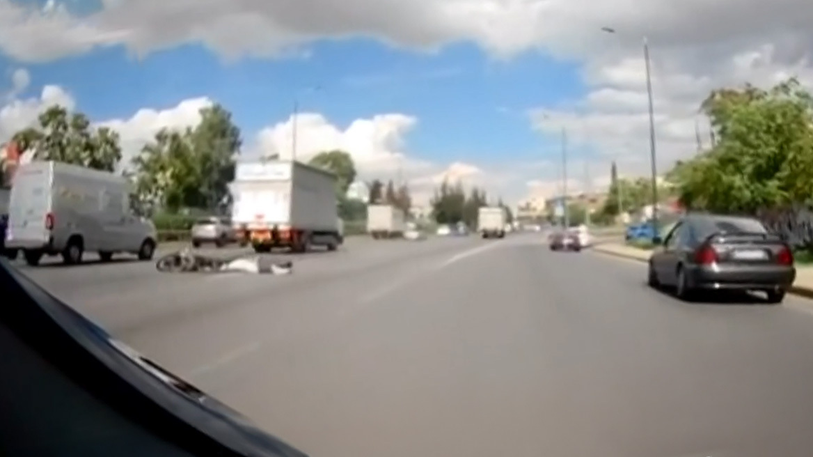 Δείτε βίντεο: Σοκαριστικό τροχαίο ατύχημα στον Κηφισό - Μηχανή «κόλλησε» σε φορτηγό και ο αναβάτης έπεσε στο δρόμο