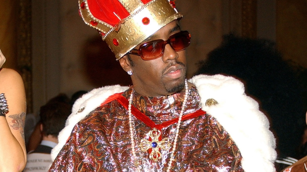 Sean “Diddy” Combs: Σε φωτογραφία από πάρτι, χρησιμοποιεί γυναίκα σαν δίσκο σερβιρίσματος