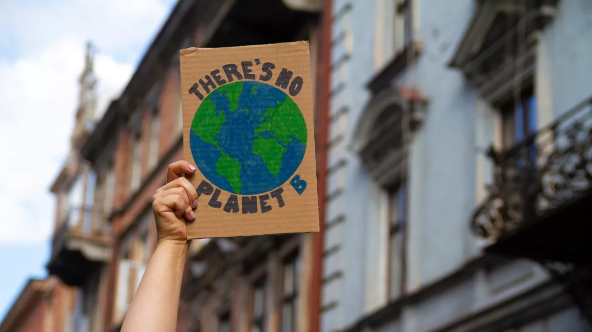 Πώς ο «σιωπηλός δολοφόνος» επηρέασε όλο τον πλανήτη και επιδείνωσε τις φυσικές καταστροφές το 2024