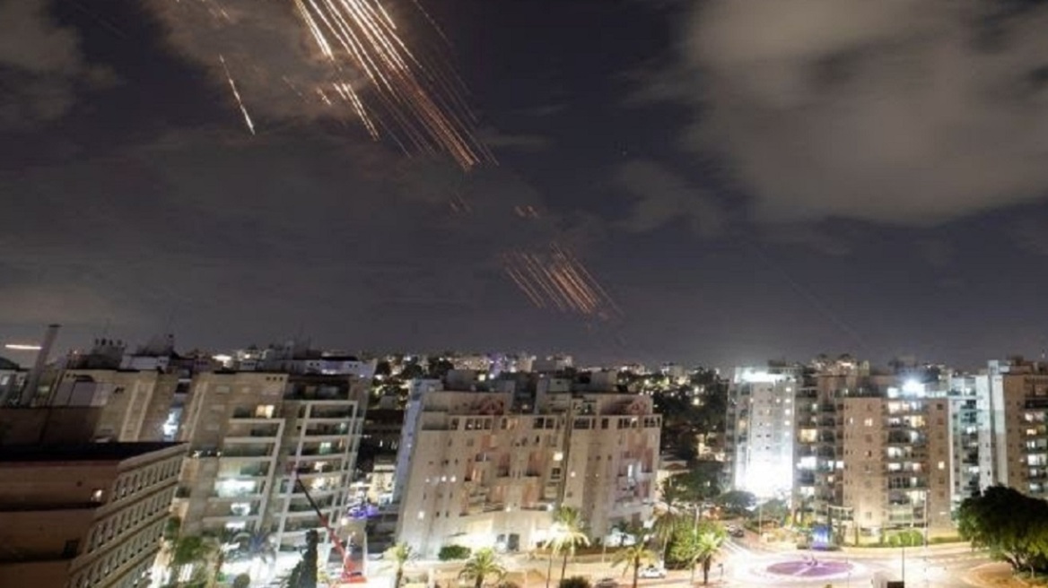 Πόλεμος στη Μέση Ανατολή: «Βροχή» πυραύλων κατά του Ισραήλ - Δείτε τα βίντεο από την επίθεση του Ιράν