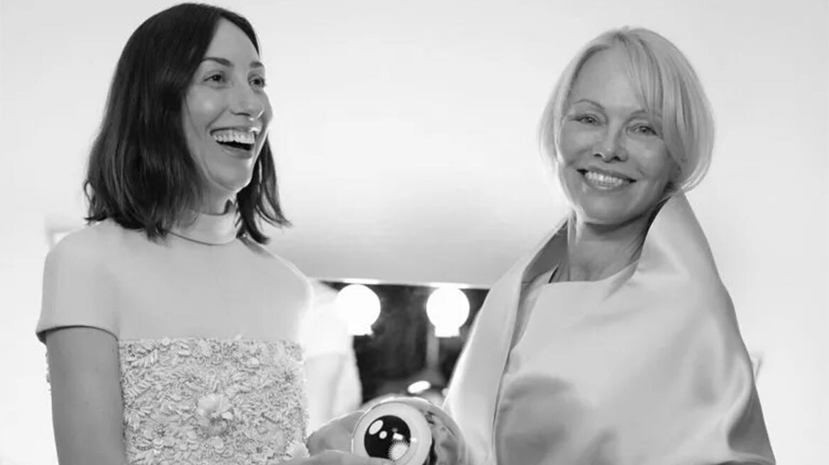 Πάμελα Άντερσον: Το πανωφόρι της κάνει πολυτελή κάθε εμφάνιση