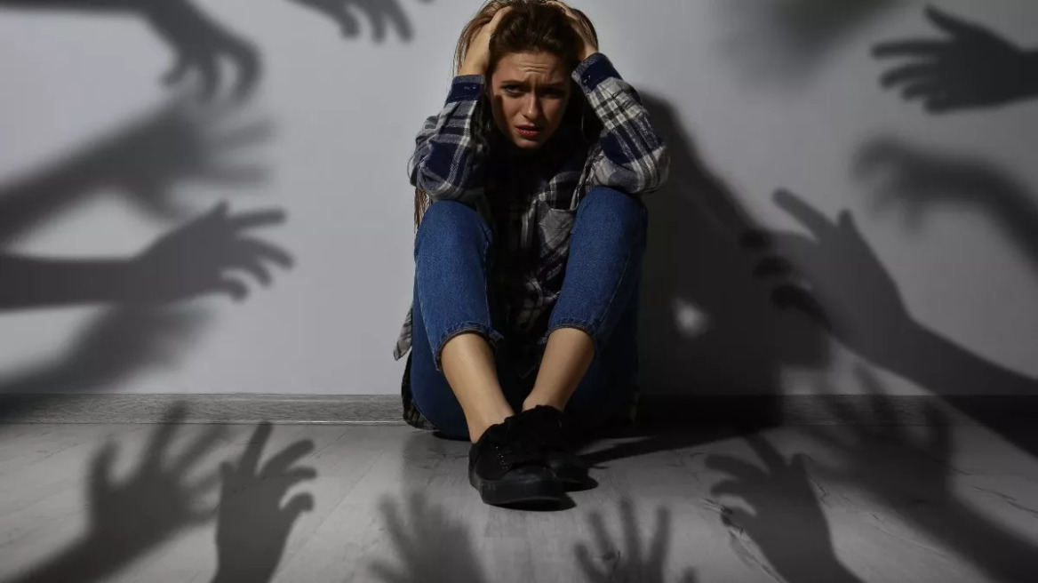 Διπολική διαταραχή και σχιζοφρένεια δεν εμφανίζονται αιφνιδίως – Τα προμηνύματα που υποψιάζουν