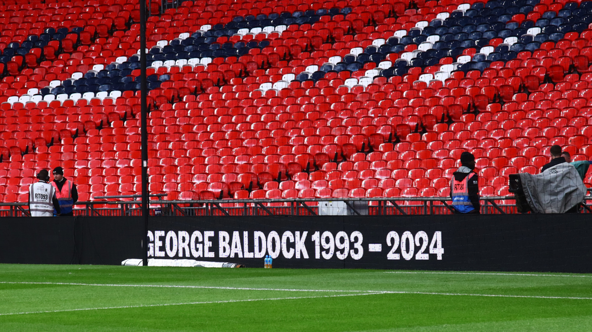 Αγγλία - Ελλάδα: Οι Άγγλοι τίμησαν τη μνήμη του Μπάλντοκ στο Γουέμπλεϊ - Φωτογραφία 