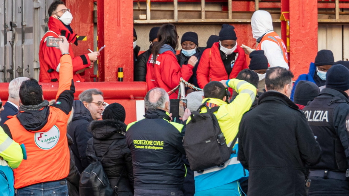Δύο από τους 16 μετανάστες που μεταφέρθηκαν στην Αλβανία επιστρέφουν στην Ιταλία