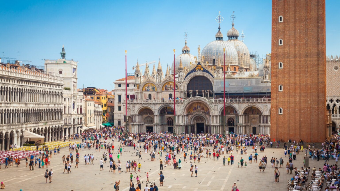 Στη Βενετία, όλα μοιάζουν να περιστρέφονται γύρω από αυτή την πλατεία 