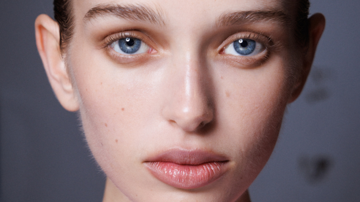 Αντίο σπυράκια! Πέντε προϊόντα που θα σας βοηθήσουν να νικήσετε την ακμή