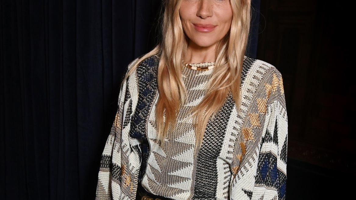 Η Σιένα Μίλερ συνδυάζει δερμάτινο παντελόνι με boho μπλούζα και πέδιλα