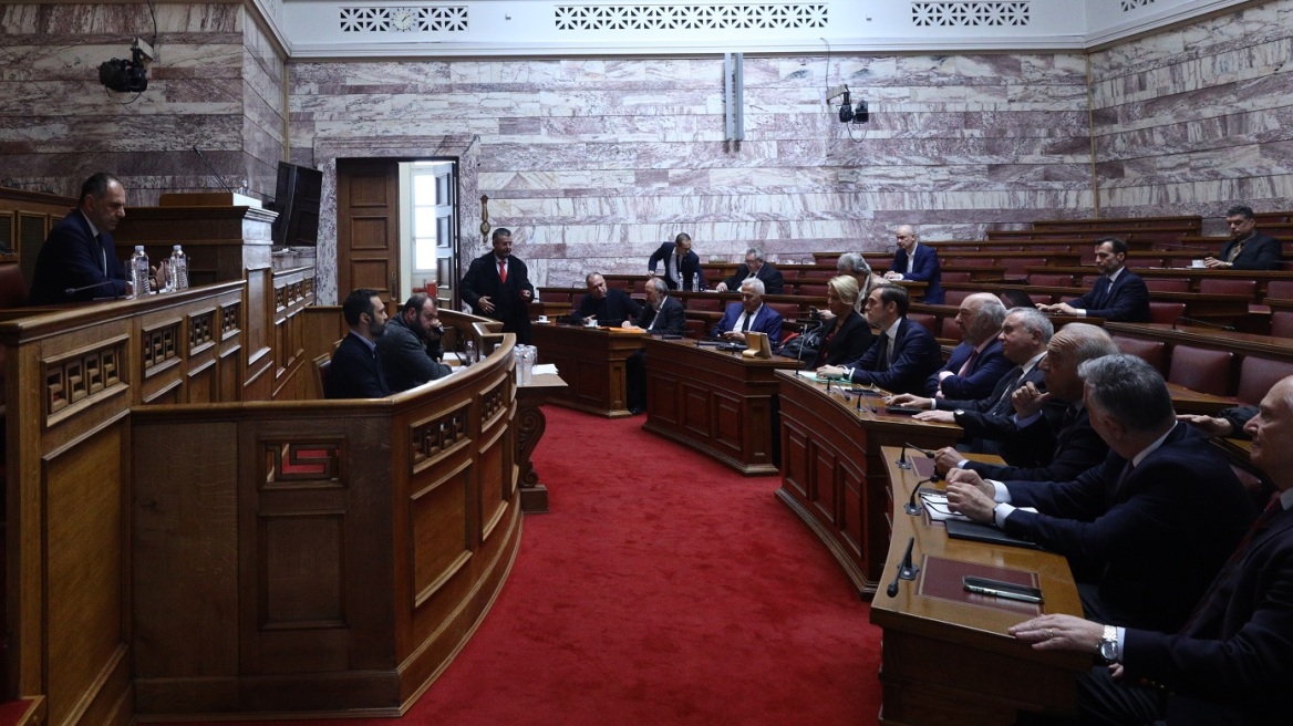 Ο Γεραπετρίτης ενημερώνει τους γαλάζιους βουλευτές - Πώς διαβάζει το Μαξίμου τις νέες «ριπές» Σαμαρά