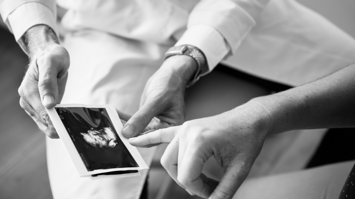 Ιταλία: Ψηφίστηκε ο πιο αυστηρός νόμος στην Ευρώπη για την παρένθετη μητρότητα - Τι ισχύει σε άλλες χώρες