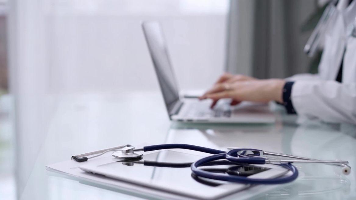 ΗΔΙΚΑ: Πώς η Τεχνητή Νοημοσύνη έπιασε τους γιατρούς που συνταγογραφούσαν χιλιάδες αχρείαστα φάρμακα