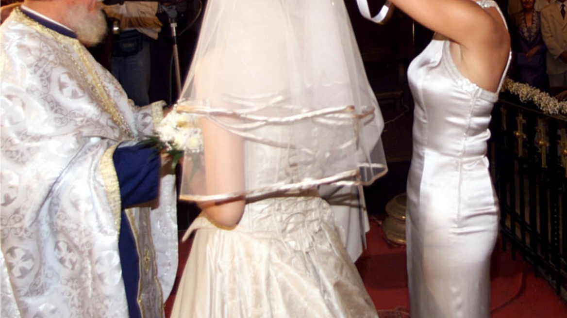 Έξαλλος ιερέας με εμφάνιση κουμπάρας σε γάμο στην Παιανία: «Πήγαινε ντύσου κι έλα»  