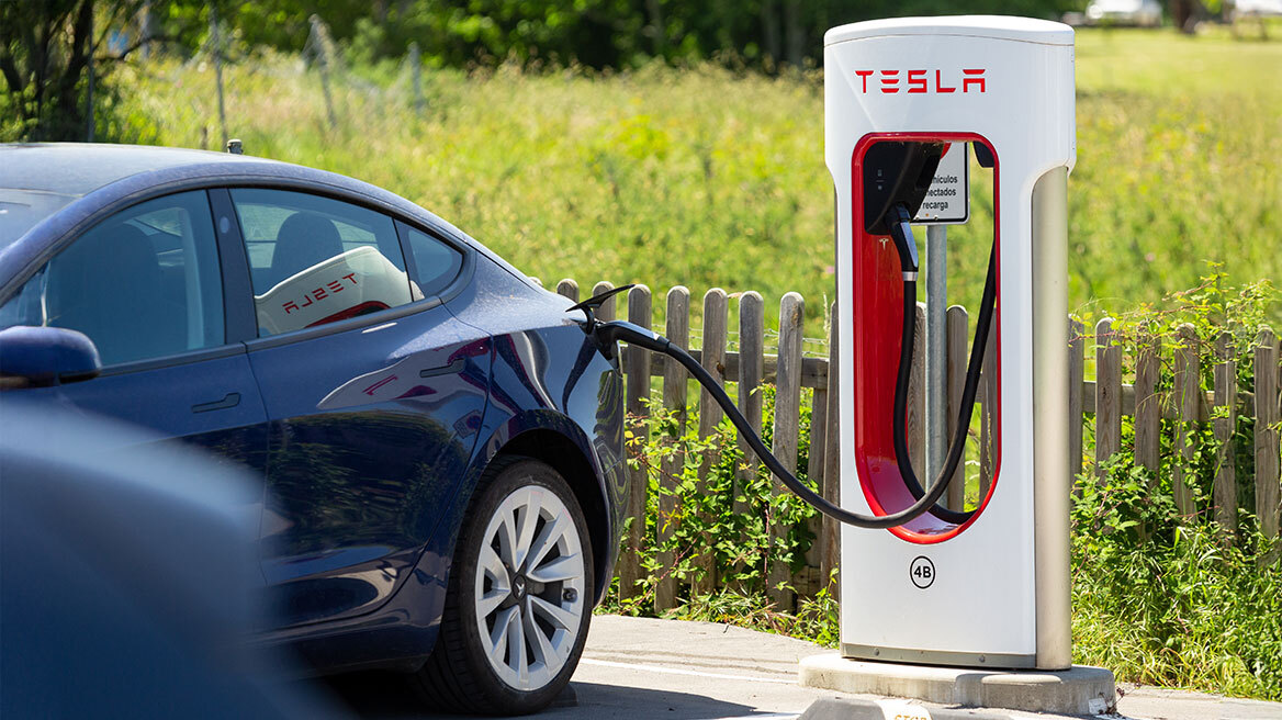Ιδιοκτήτης Tesla ανέβασε στο Twitter τον λογαριασμό ηλεκτρικού ρεύματος και ο κόσμος έπαθε σοκ