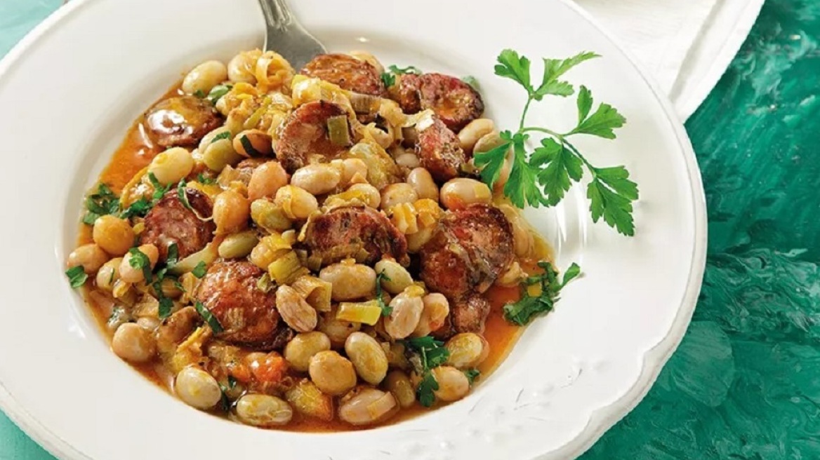 Φασόλια χάντρες με χωριάτικο λουκάνικο και πράσα