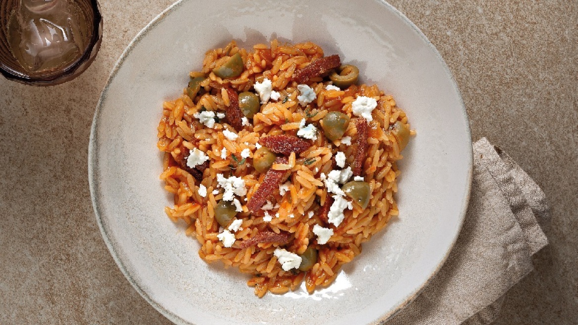 Γιουβέτσι με ντομάτα, σαλάμι, ελιές και φέτα