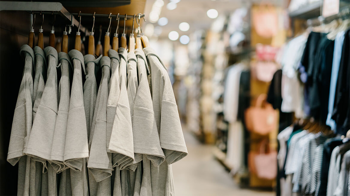 Η Κομισιόν θα απαγορεύσει σε εταιρείες την καταστροφή απούλητων ρούχων και υποδημάτων
