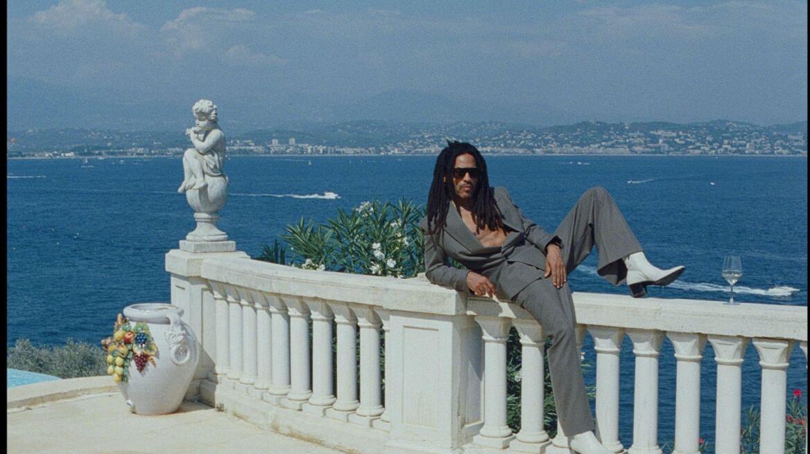 «Honey»: Στο νέο του βίντεο κλιπ, ο Λένι Κράβιτζ μάς «βάζει» στη ζωή του