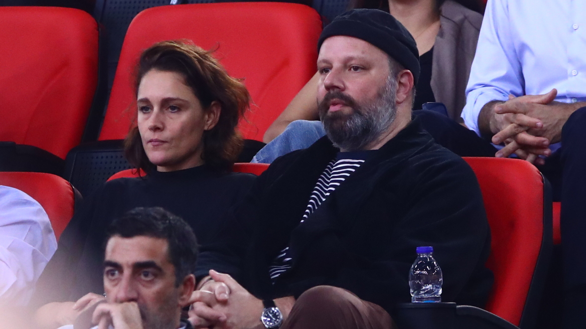 Ξανά στο ΣΕΦ ο Λάνθιμος: Πανηγυρίζει τα καλάθια του Ολυμπιακού κόντρα στη Μονακό - Βίντεο 