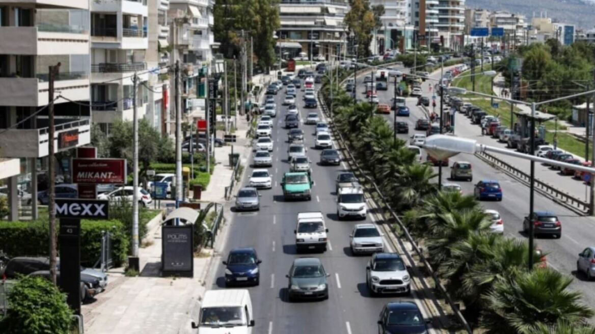 Κίνηση τώρα: Τροχαίο στην παραλιακή στο ύψος του Αλίμου - Καθυστερήσεις στο ρεύμα προς Πειραιά