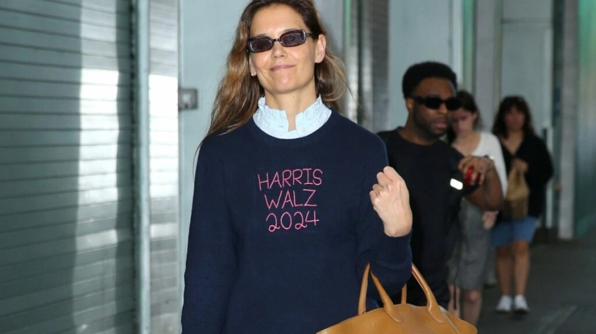 Η Kέιτι Χολμς υποστηρίζει την Kamala Harris με ένα custom πουλόβερ