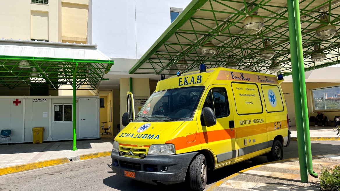 Νεκρός 22χρονος οδηγός αυτοκινήτου στη Θεσσαλονίκη που έπεσε σε περίφραξη σχολείου - Στο νοσοκομείο ένας 19χρονος και ένας 18χρονος