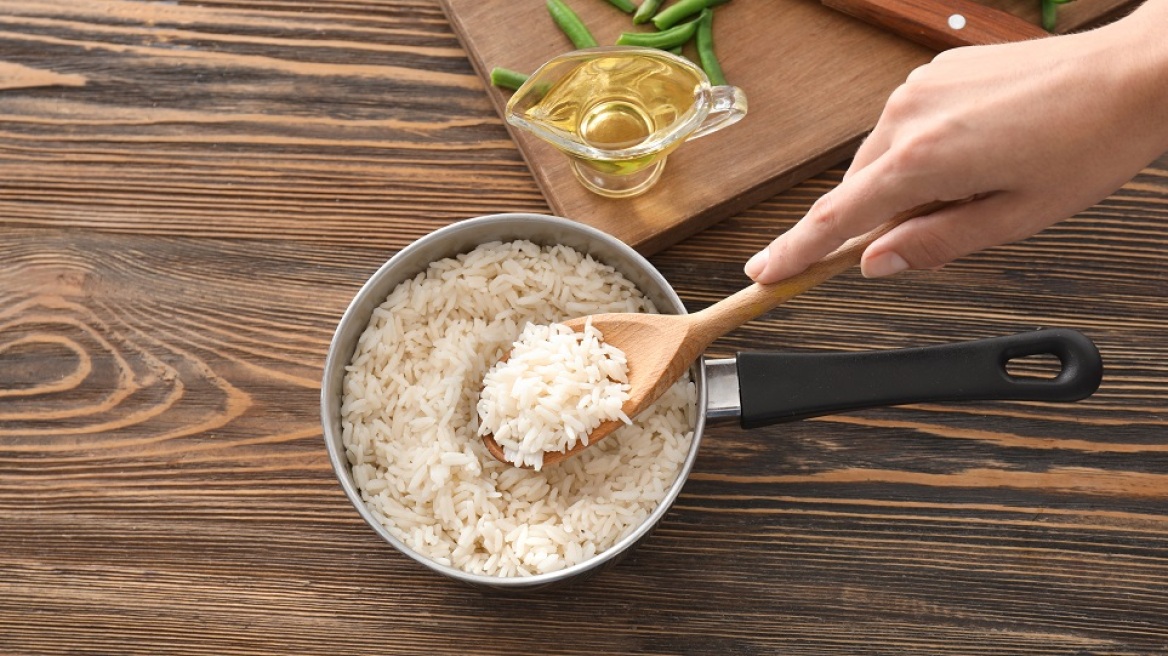 Ρύζι: Πώς το ξαναζεσταίνουμε χωρίς να στεγνώσει;