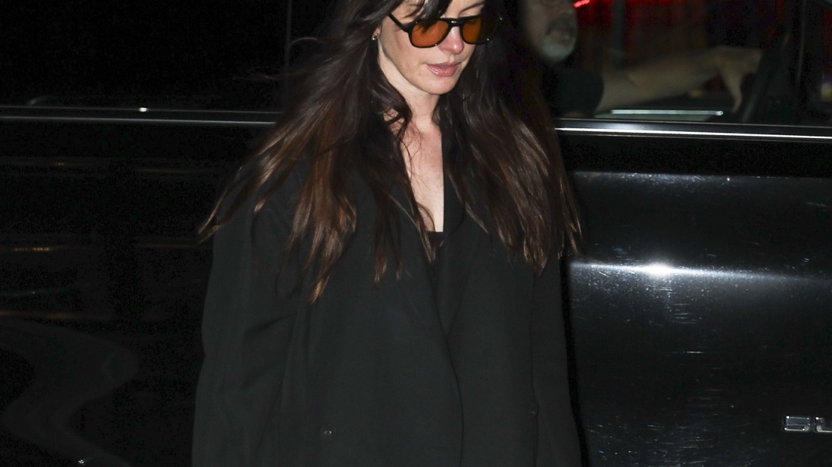 Η Αν Χάθαγουεϊ συμπληρώνει το μαύρο σύνολό της με φλατ δερμάτινες μπότες