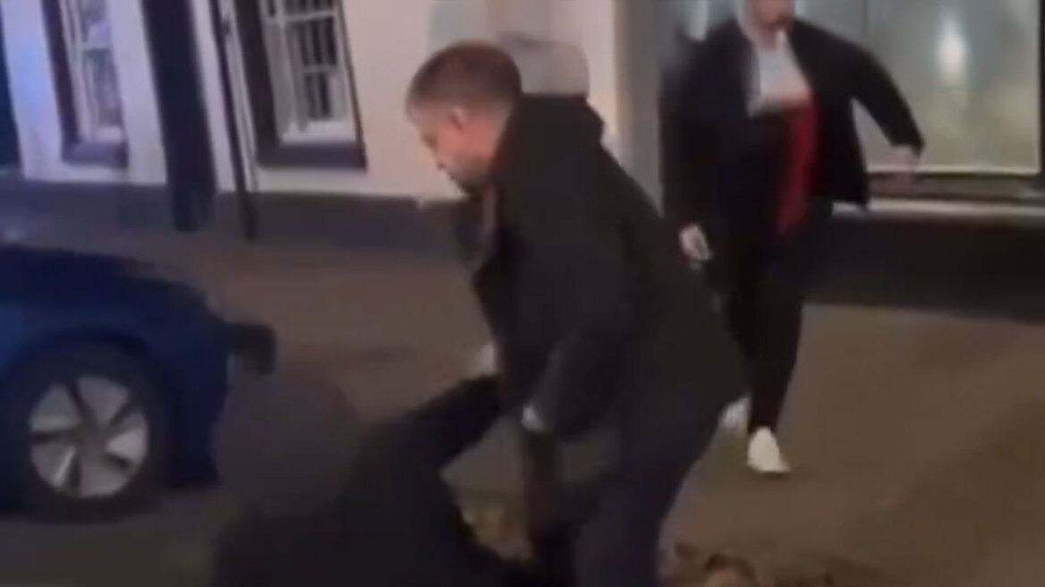 Παραιτούμαι το συντομότερο, λέει ο Βρετανός βουλευτής που γρονθοκόπησε ψηφοφόρο του και φυλακίστηκε