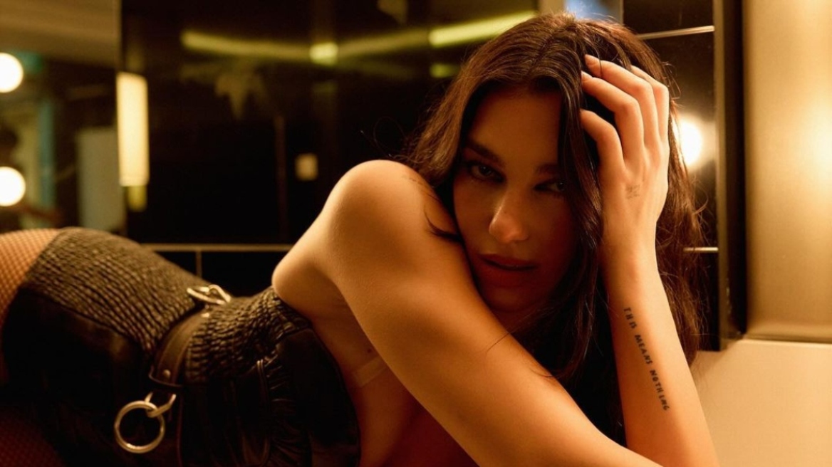 Ντούα Λίπα: Οι σέξι πόζες πριν αναχωρήσει από τη Σιγκαπούρη