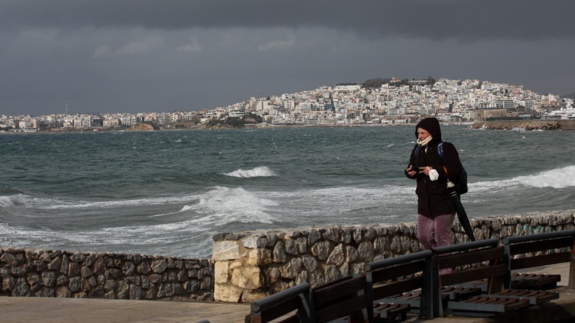 Συνεχίζεται το κρύο, συννεφιά την Κυριακή και βροχές από την Τρίτη - Σε ποιες περιοχές θα χιονίσει