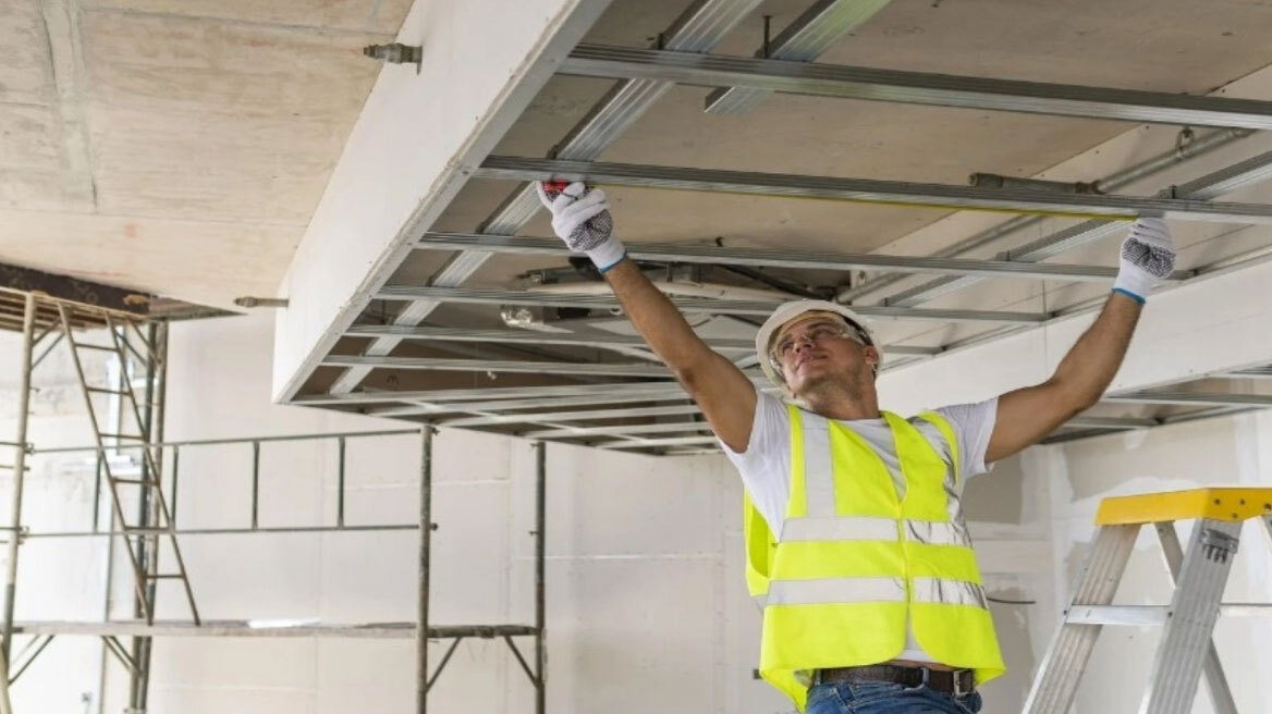 Οικοδόμος έχτισε μπαλκόνι γύρω από έναν φανοστάτη επειδή δεν μπορούσε να περιμένει την άδεια του δήμου 