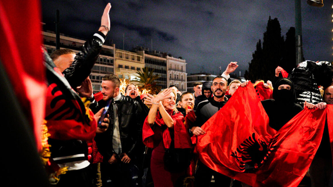 Αλβανοί γιόρτασαν στην πλατεία Συντάγματος την Ημέρα της Ανεξαρτησίας τους - Δείτε φωτογραφίες και βίντεο