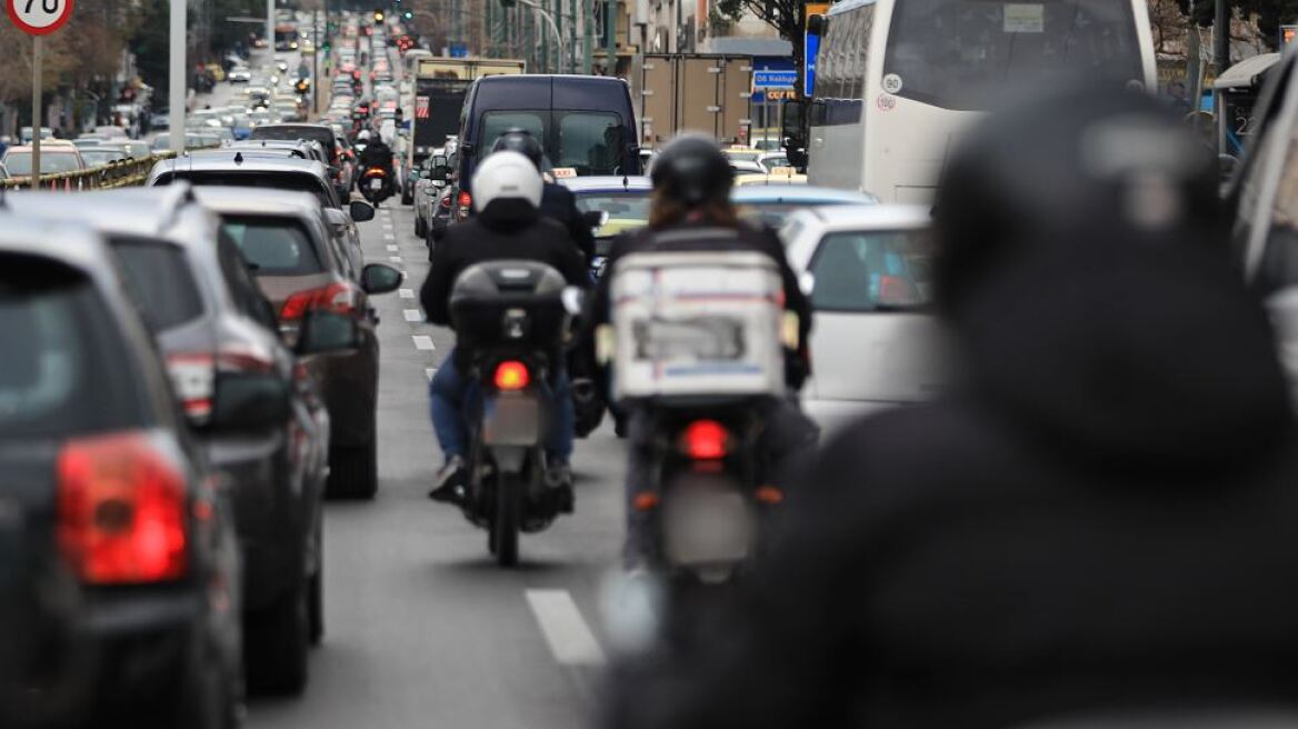 Η κίνηση στους δρόμους - Αθήνα: Καθίζηση στην οδό Αβέρωφ, διεκόπη η κυκλοφορία 