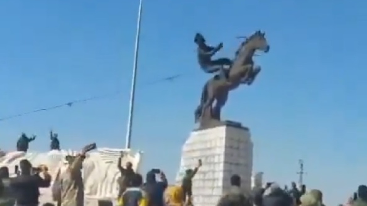 Συρία: Αντάρτες γκρεμίζουν άγαλμα του αδερφού του Άσαντ στο Χαλέπι - Δείτε βίντεο