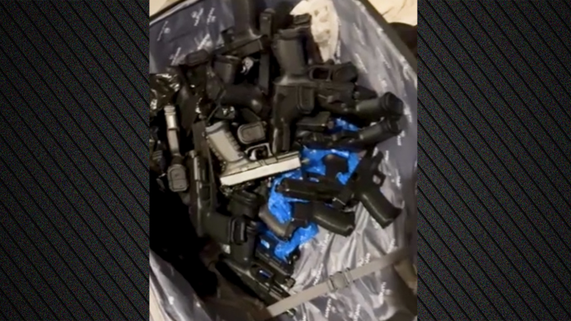 Βίντεο: Η στιγμή που οι αστυνομικοί βρίσκουν βαλίτσα με 49 πιστόλια της τούρκικης μαφίας στο κέντρο της Αθήνας