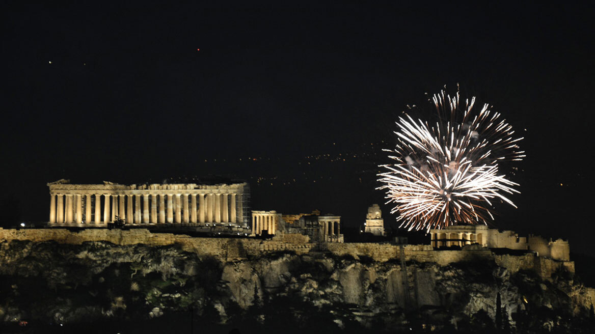 Η Ελλάδα γιόρτασε  την αλλαγή του χρόνου - Με πυροτεχνήματα και γιορτές μπήκε το 2025, δείτε φωτογραφίες και βίντεο