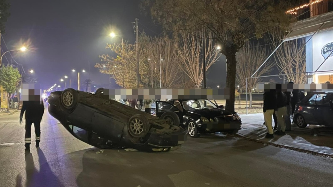 Τροχαίο ατύχημα στη Λάρισα: Από τη σύγκρουσή δύο αυτοκινήτων ανετράπη το ένα  