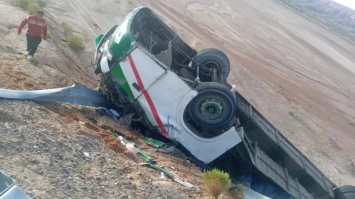 Τουλάχιστον 19 νεκροί από ανατροπή λεωφορείου στη Βολιβία - Βίντεο 