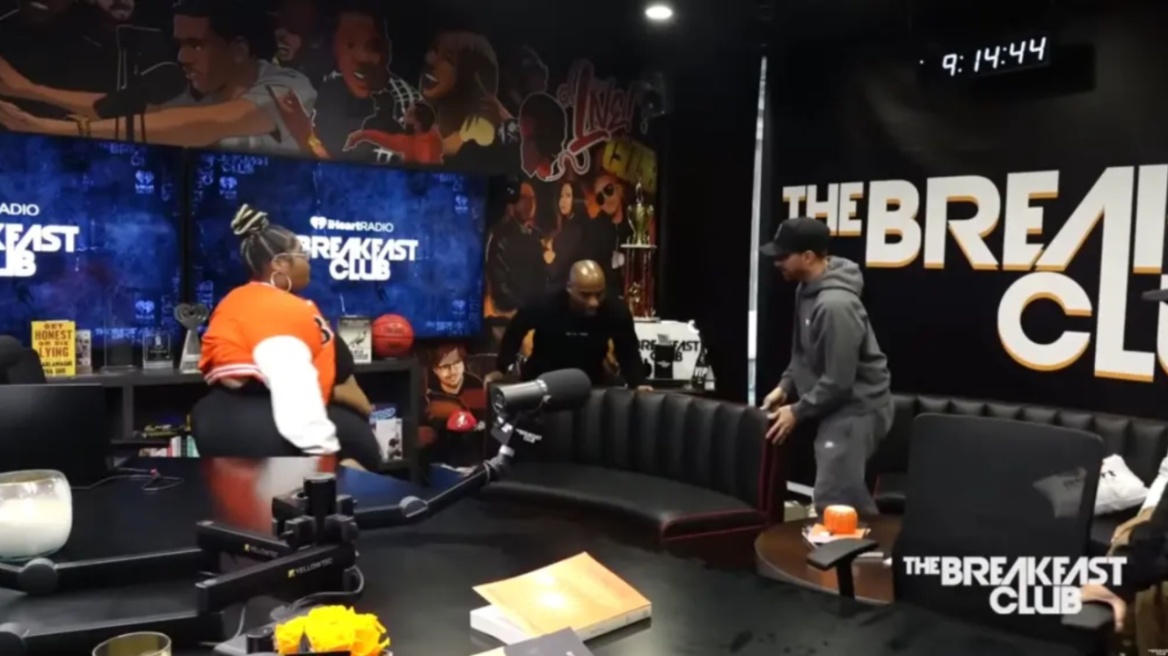 Βίντεο: Η ράπερ των 226 κιλών δεν ένιωθε άνετα σε καρέκλα και ζήτησε καναπέ κατά τη διάρκεια ραδιοφωνικής συνέντευξης 